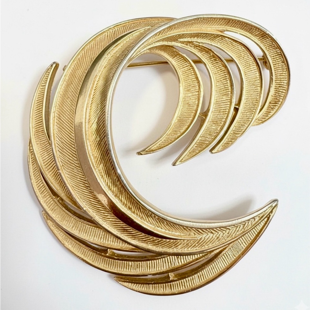 Vintage MCM Crown Trifari Gold Tone Textured Swirl Feather Brooch Pin